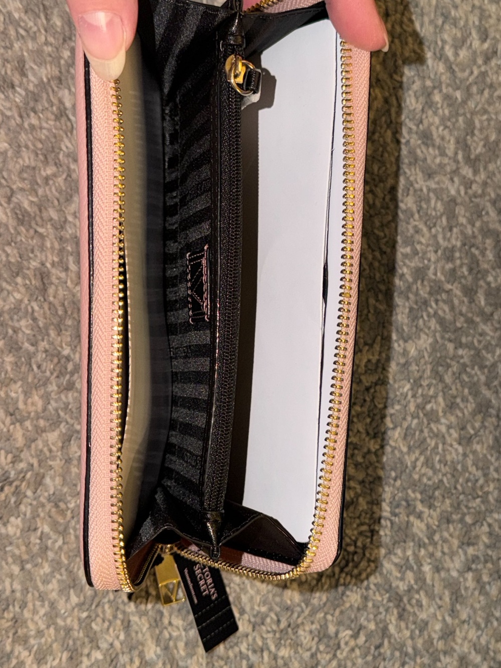 Victoria's Secret V-Quilted The Victoria Zip Around Leather Wallet NWT - Picture 4 of 4